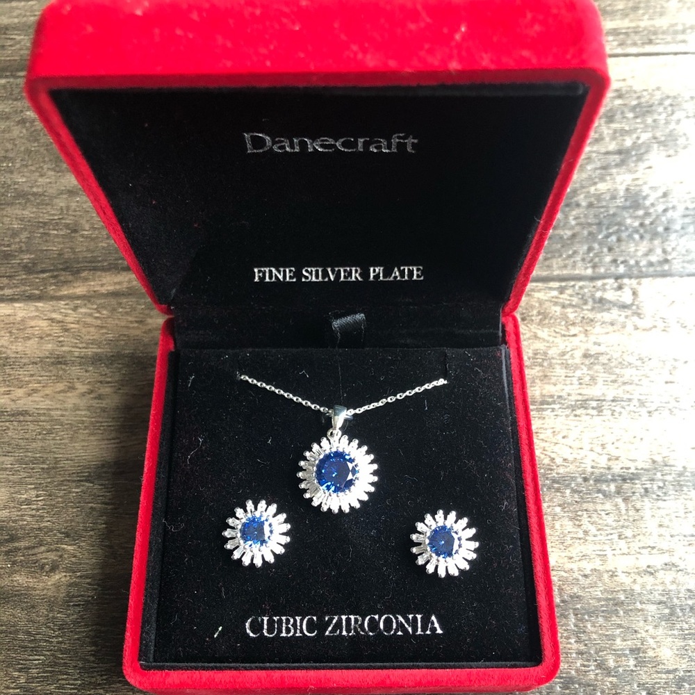 DANECRAFT Earring‎ Pair Necklace Set Light Floral